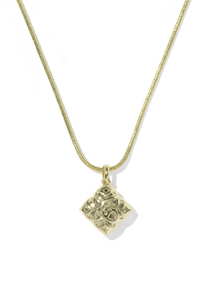 Dira Pearl Short Pendant Necklace