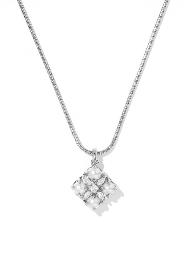Dira Pearl Short Pendant Necklace