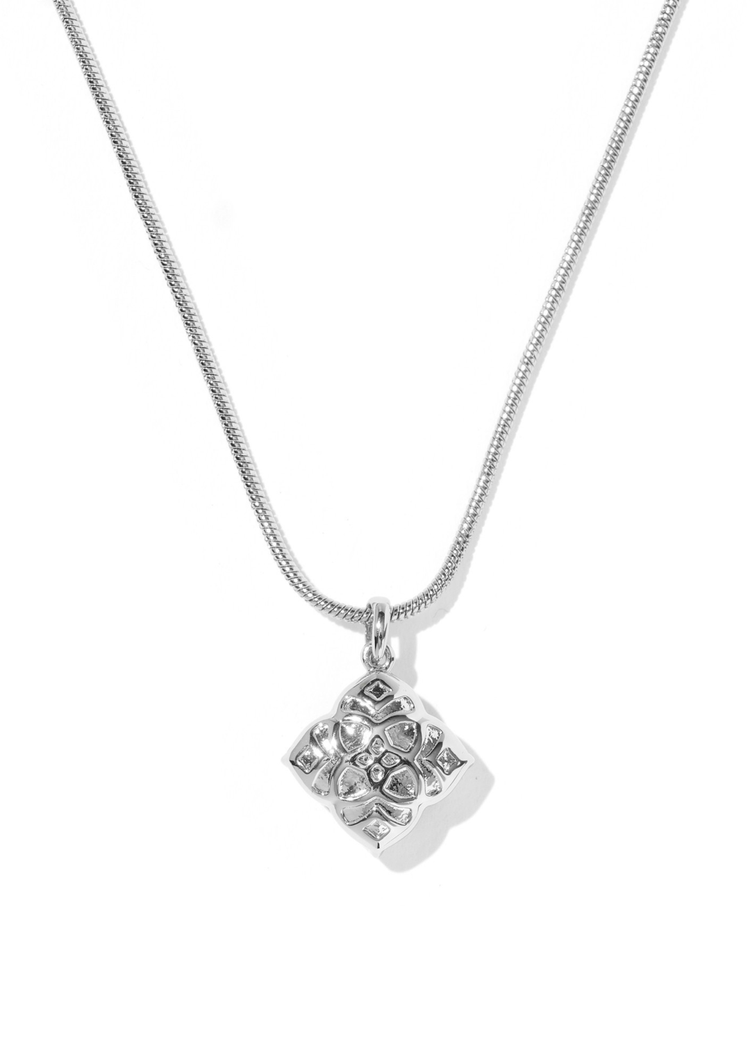 Dira Pearl Short Pendant Necklace